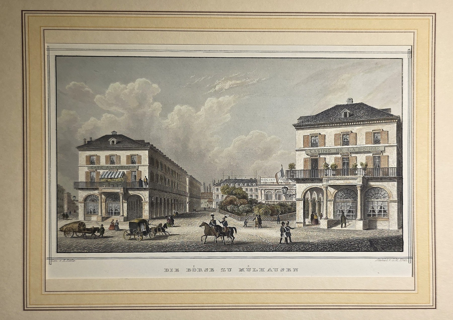 Städtischer Platz mit klassischer Häuserfront