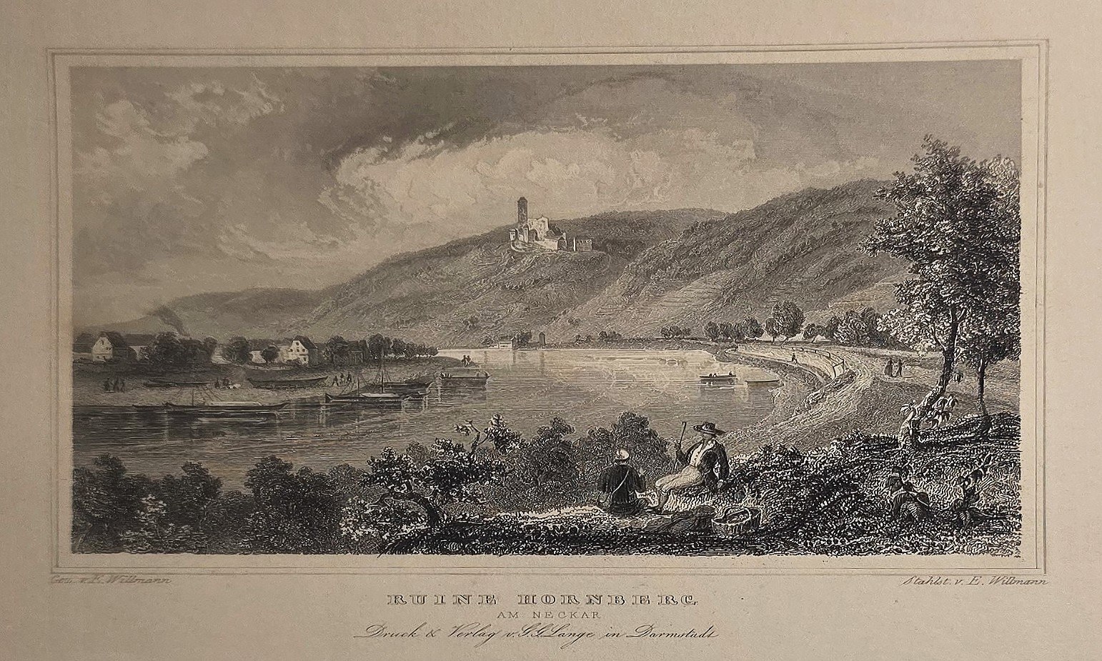 mit Talort zwischen Hügeln und Bergen