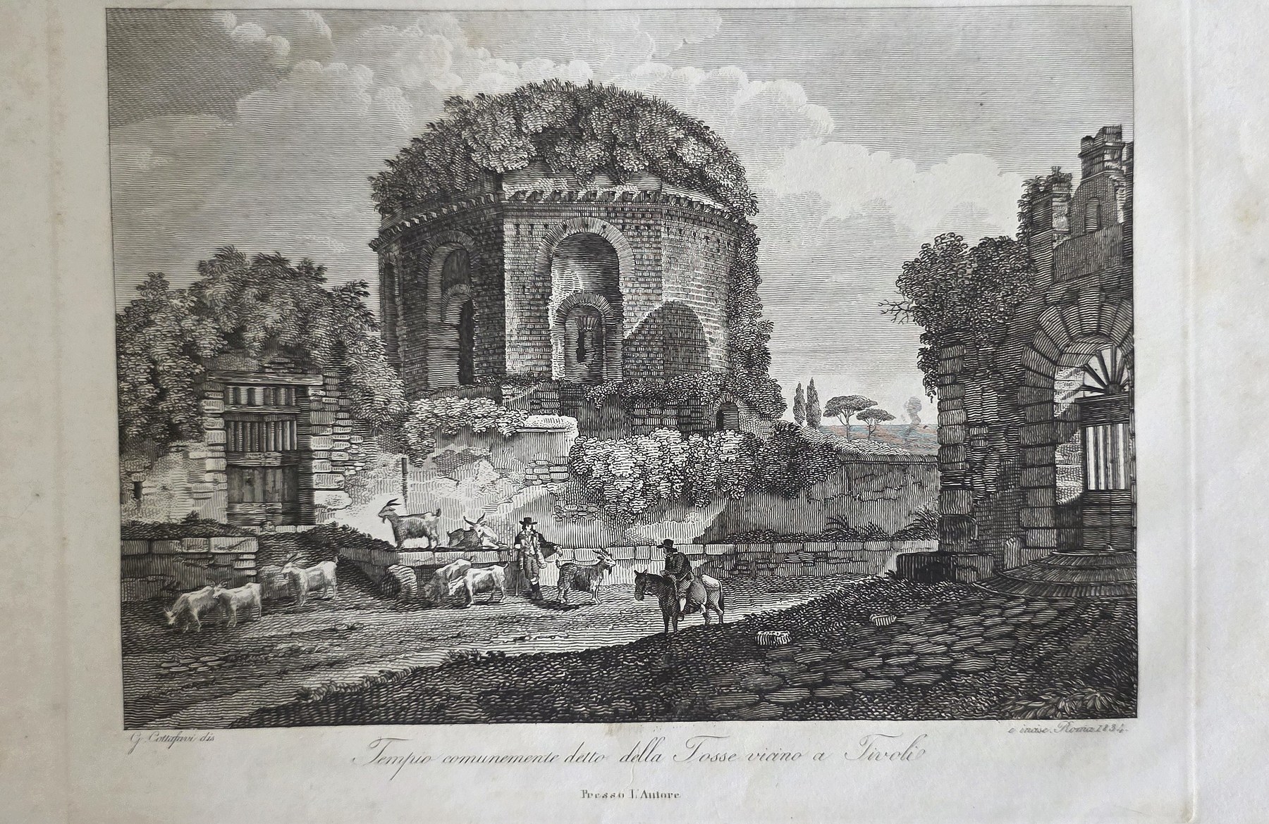 Rundtempel als Ruine in offenem Gelände