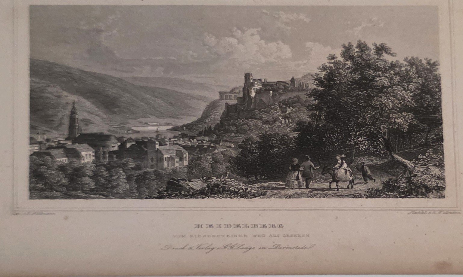 Burg auf bewaldetem Bergrücken