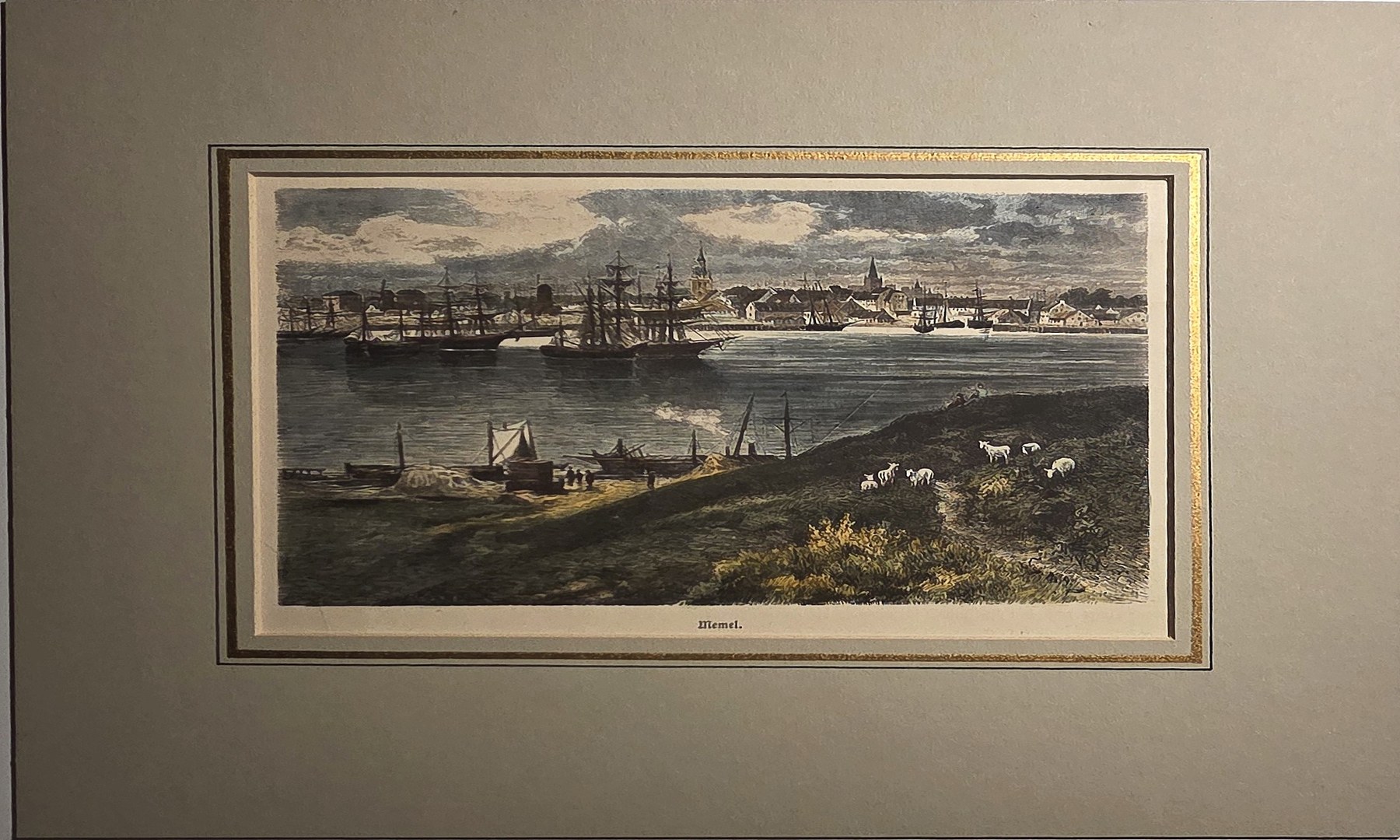 Historische Ortsdarstellung – Küstenstadt mit Hafen und fernem Horizont
