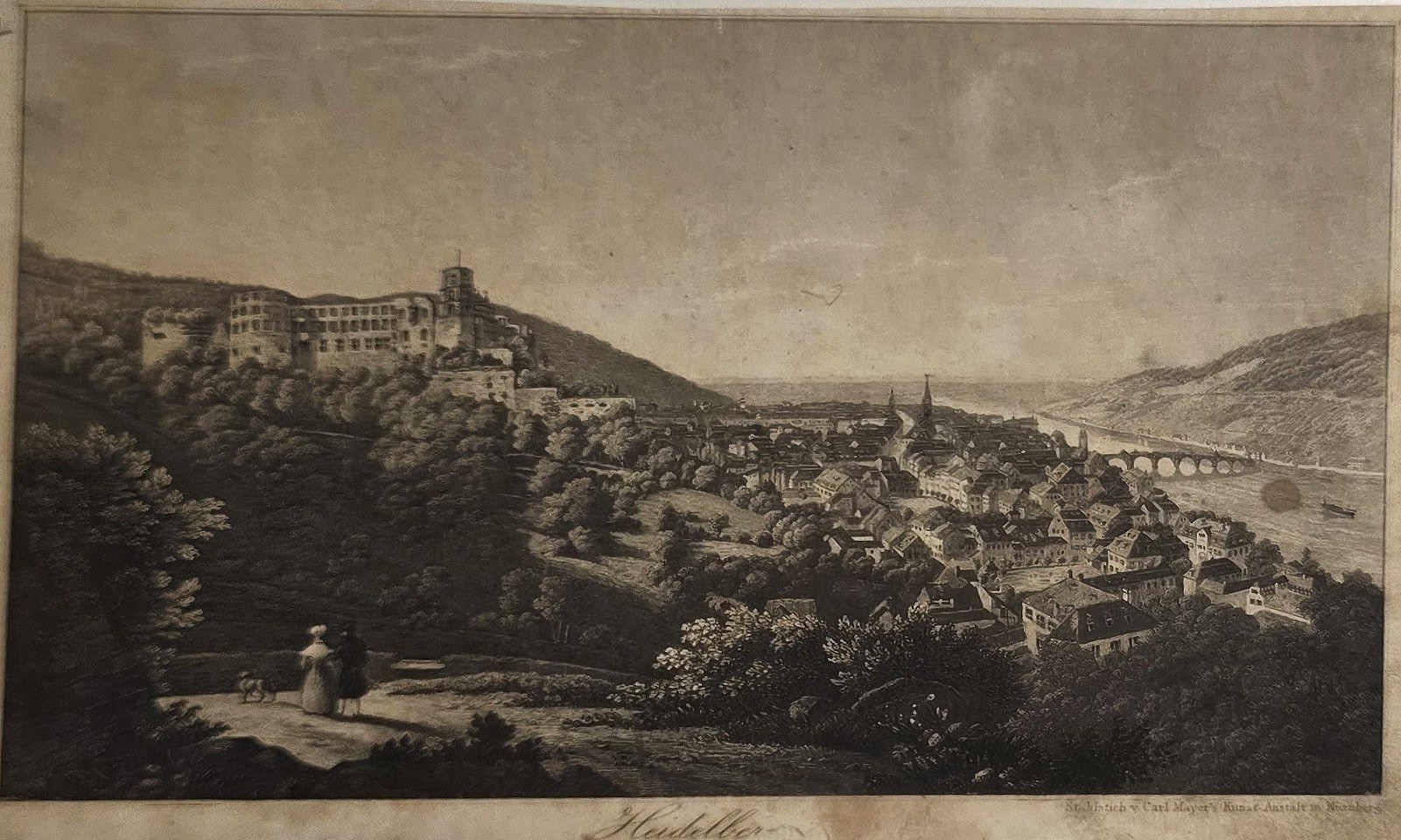 Historische Ortsdarstellung – mit Stadtpanorama an bewaldeten Höhen
