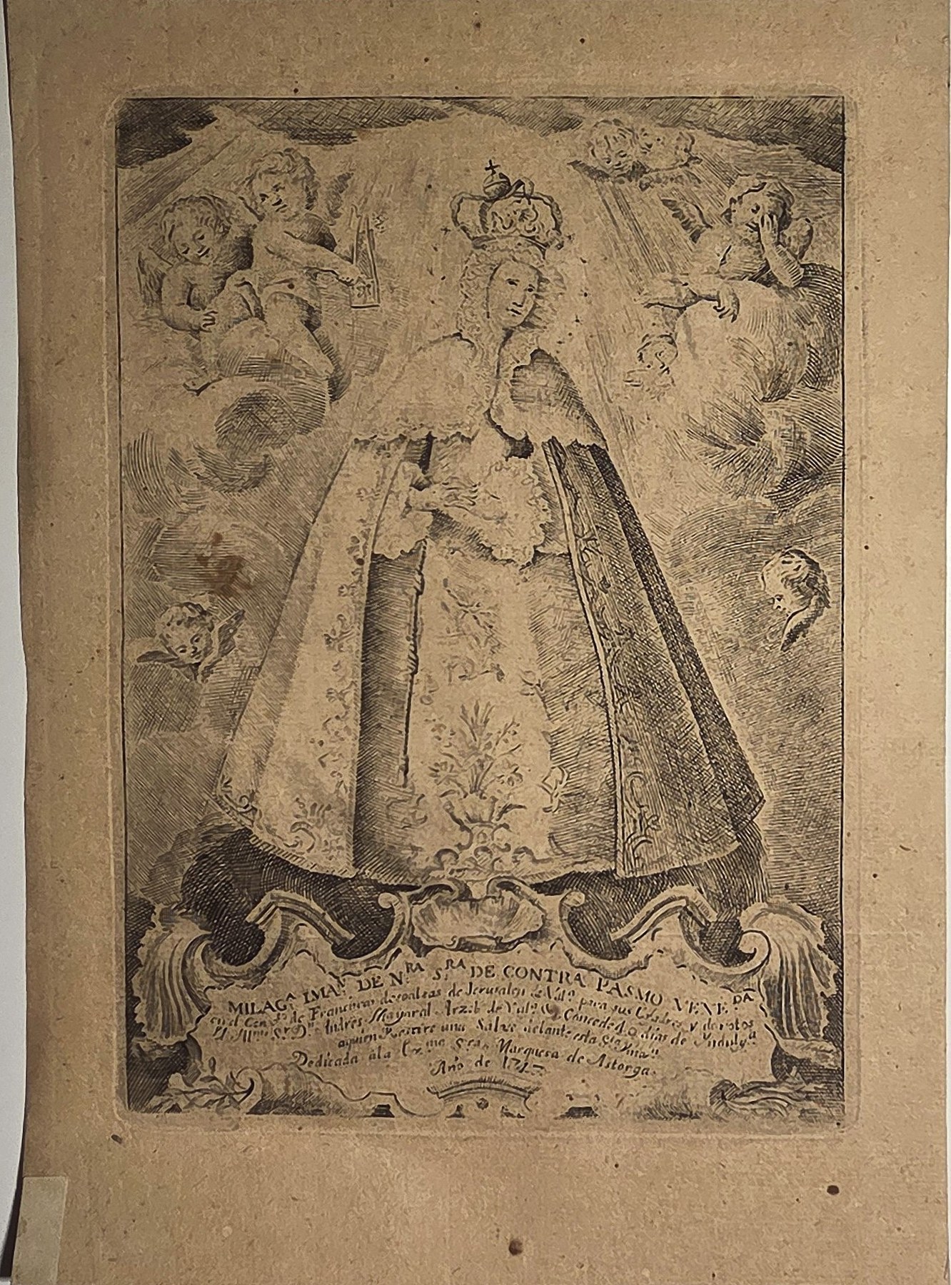 Gekrönte Marienfigur mit Engeln und großer Inschrift