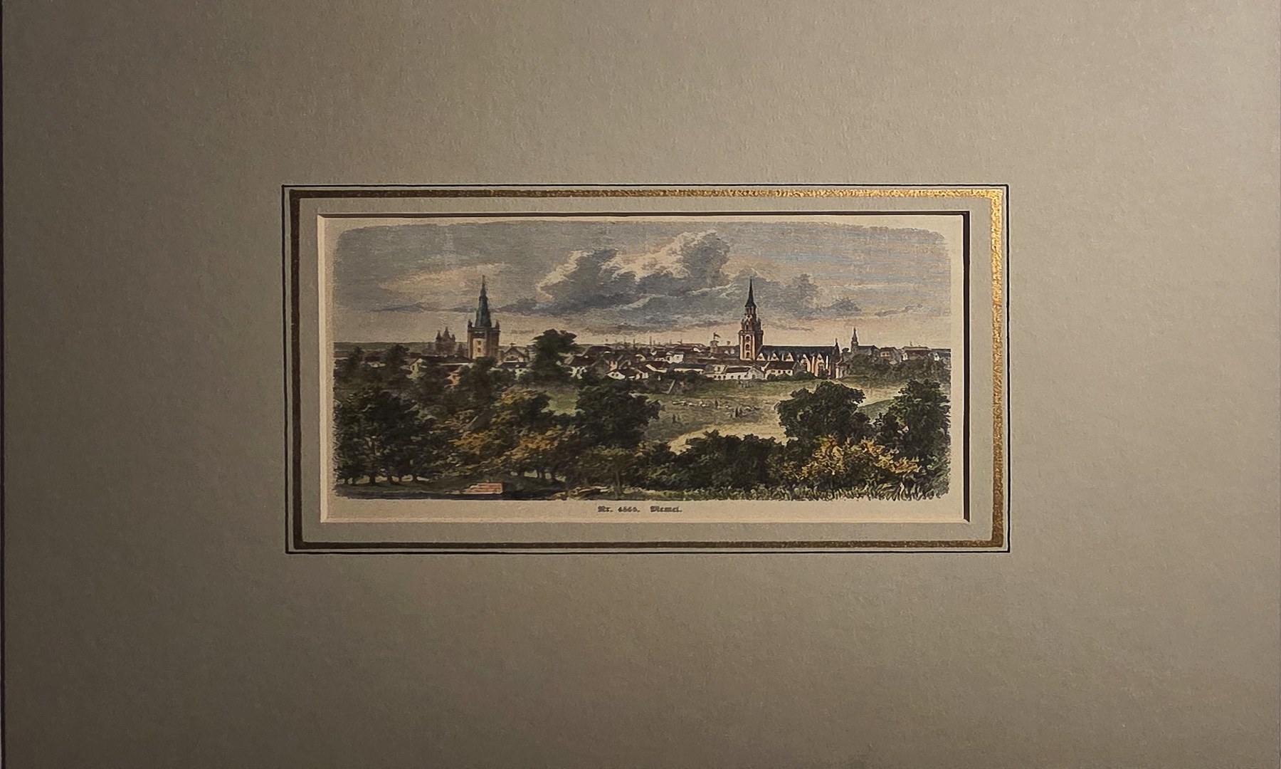 Stadtansicht aus erhöhter Landschaftsperspektive