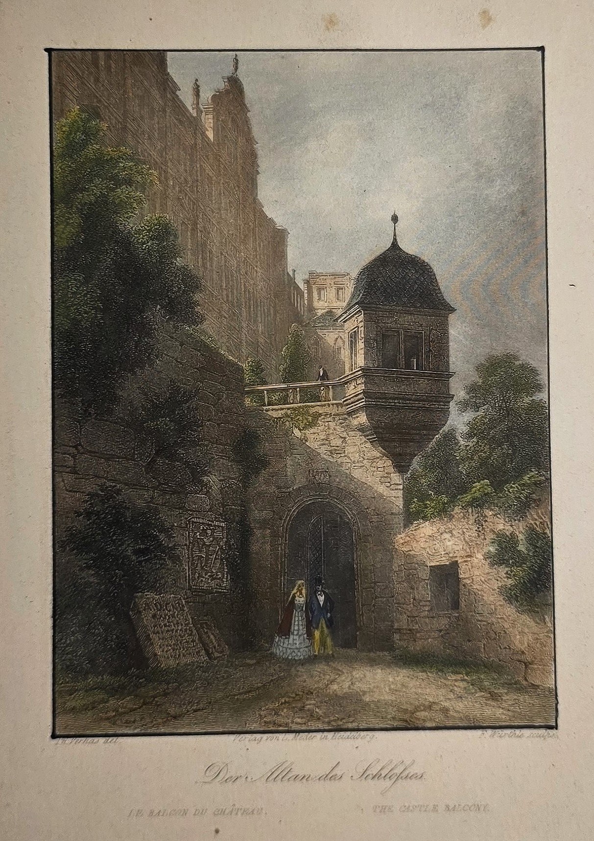 Romantische Architekturpartie mit Tor und Turm
