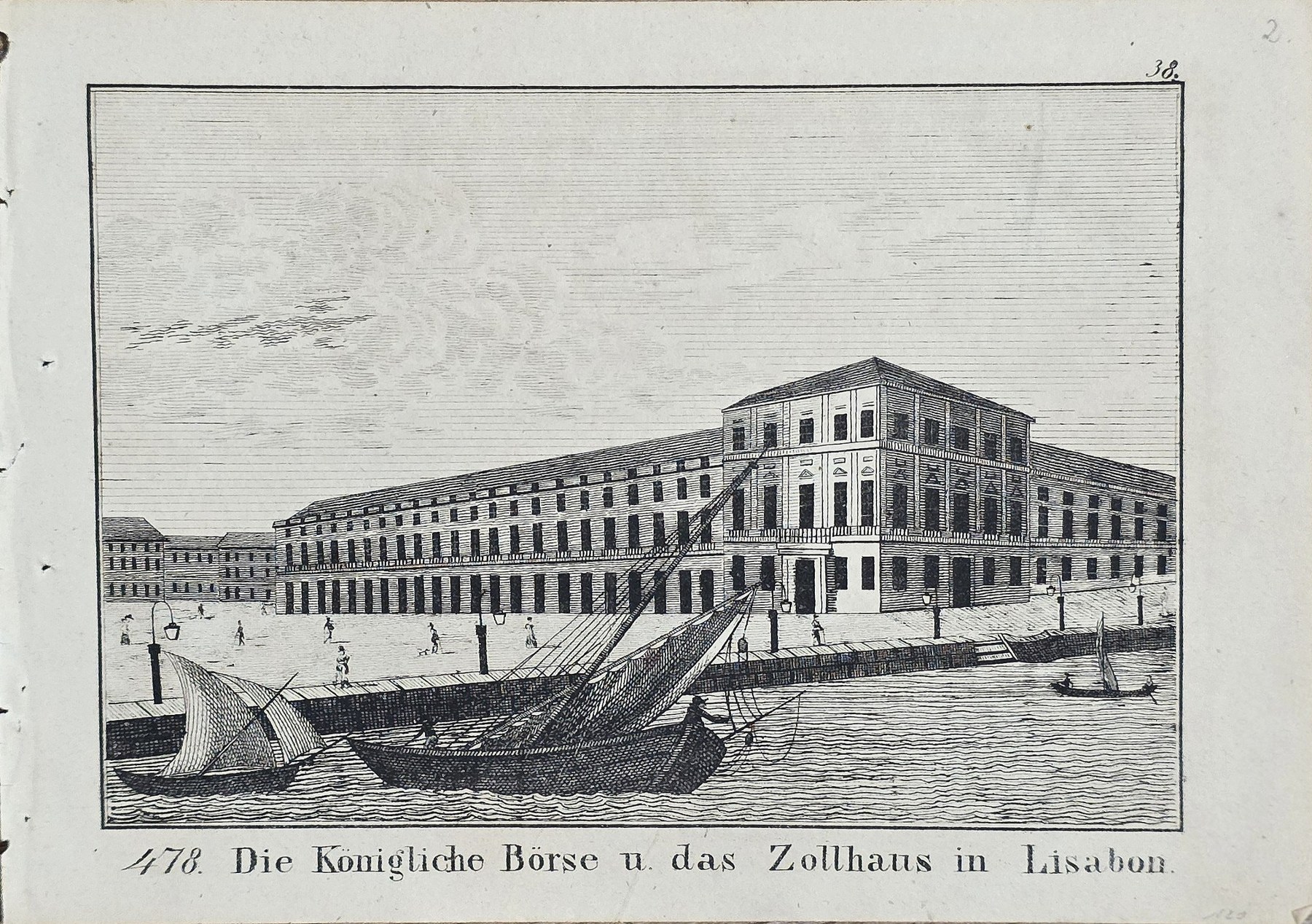 Großes Gebäude am Wasser mit Booten