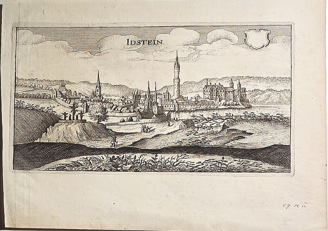 einer Stadtansicht mit Türmen und Flusslandschaft
