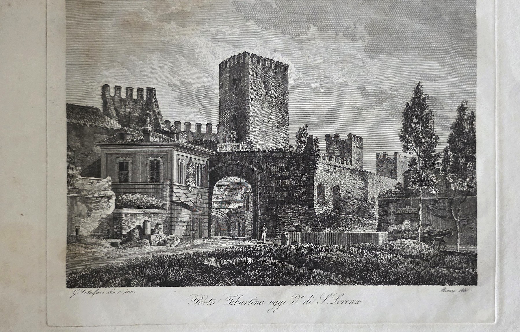Befestigtes Tor mit Zinnenturm und Mauern