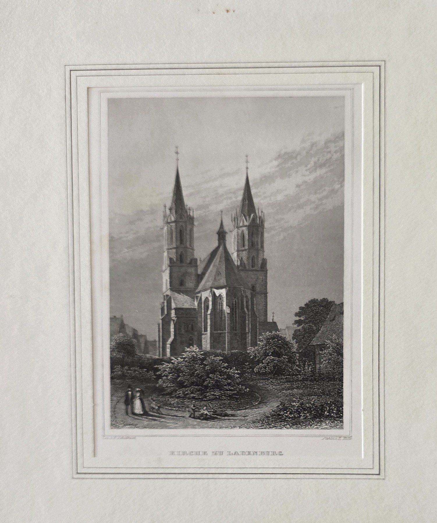 Gotische Kirche im schmalen Hochformat