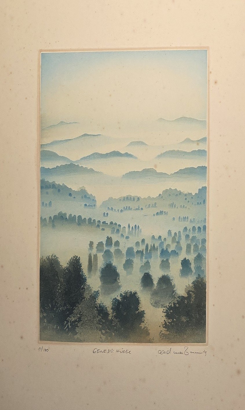 Berglandschaft in gestaffelten Blau- und Grüntönen