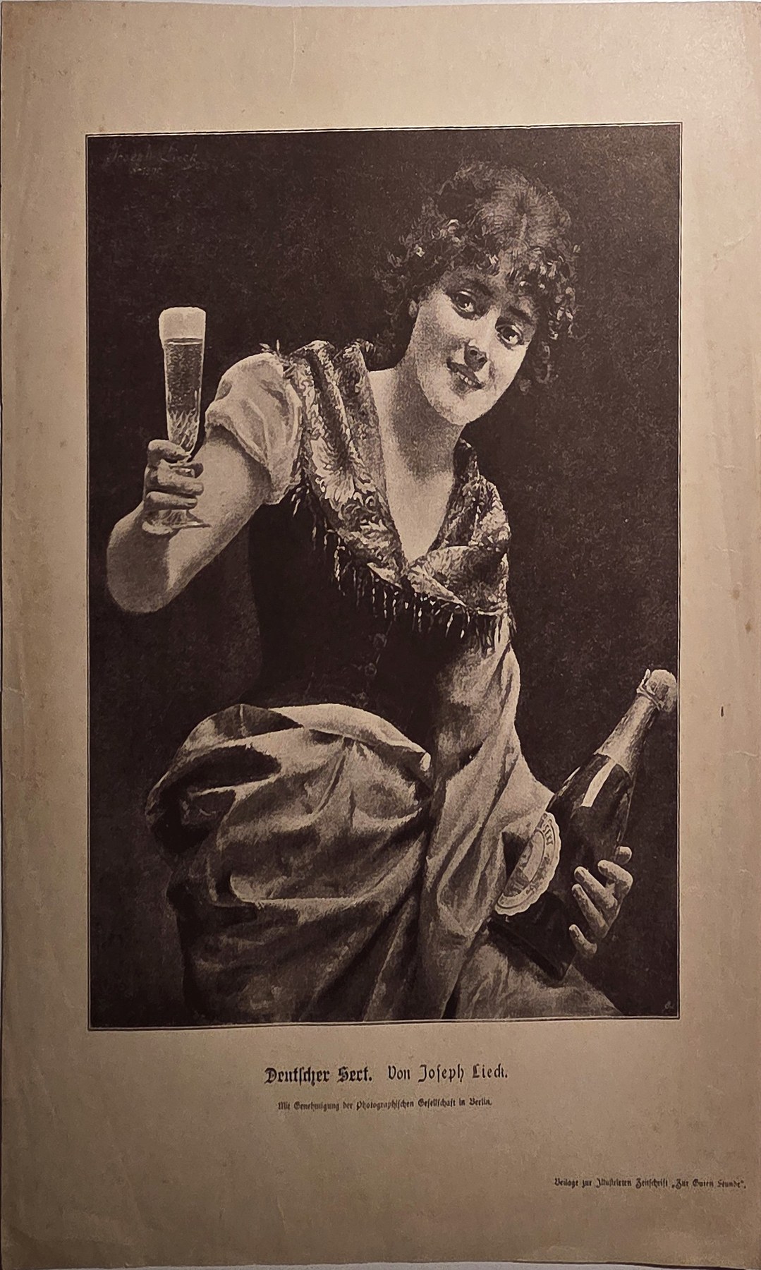 Junge Frau mit Glas als Halbfigur