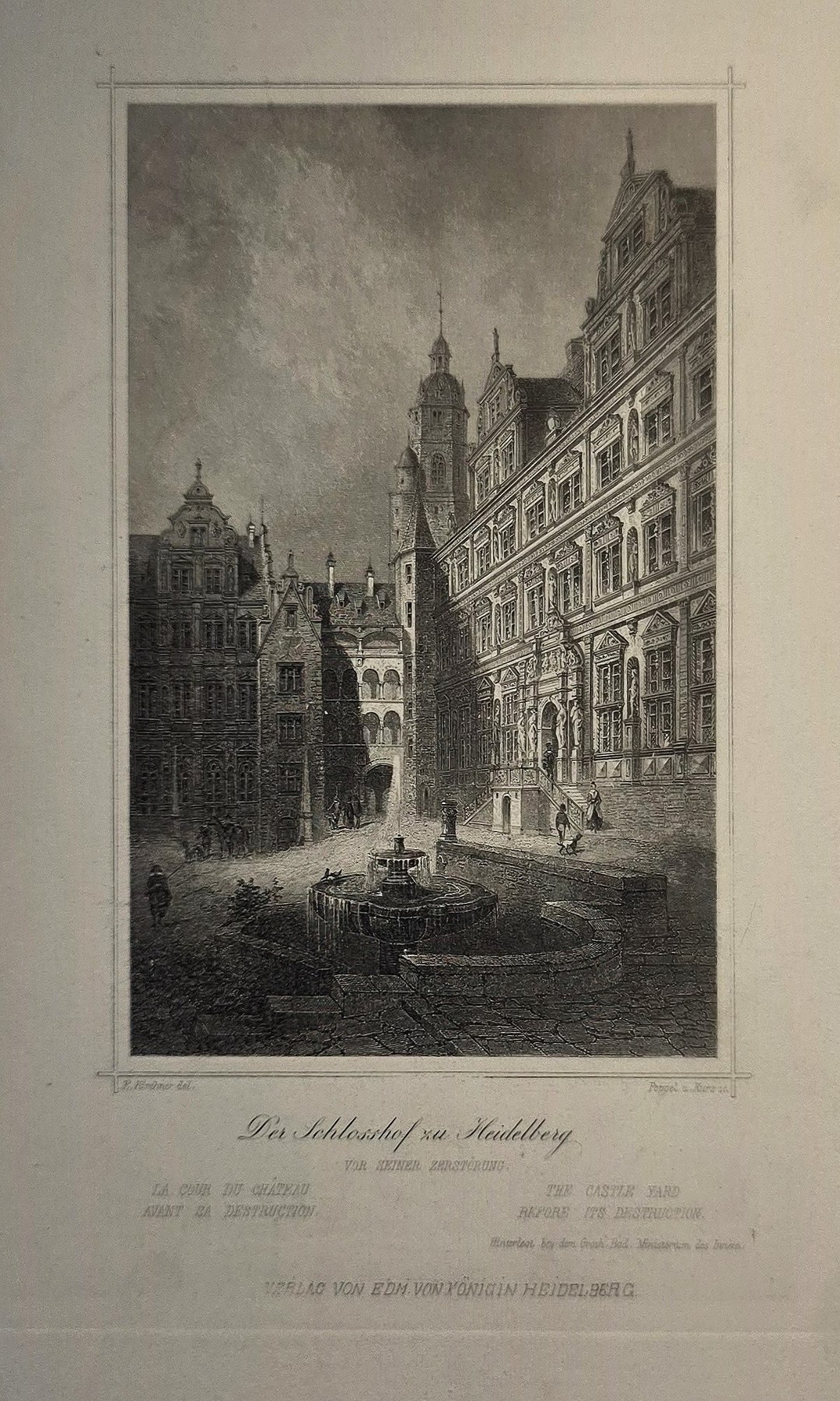 Städtische Gasse mit markantem Giebelbau