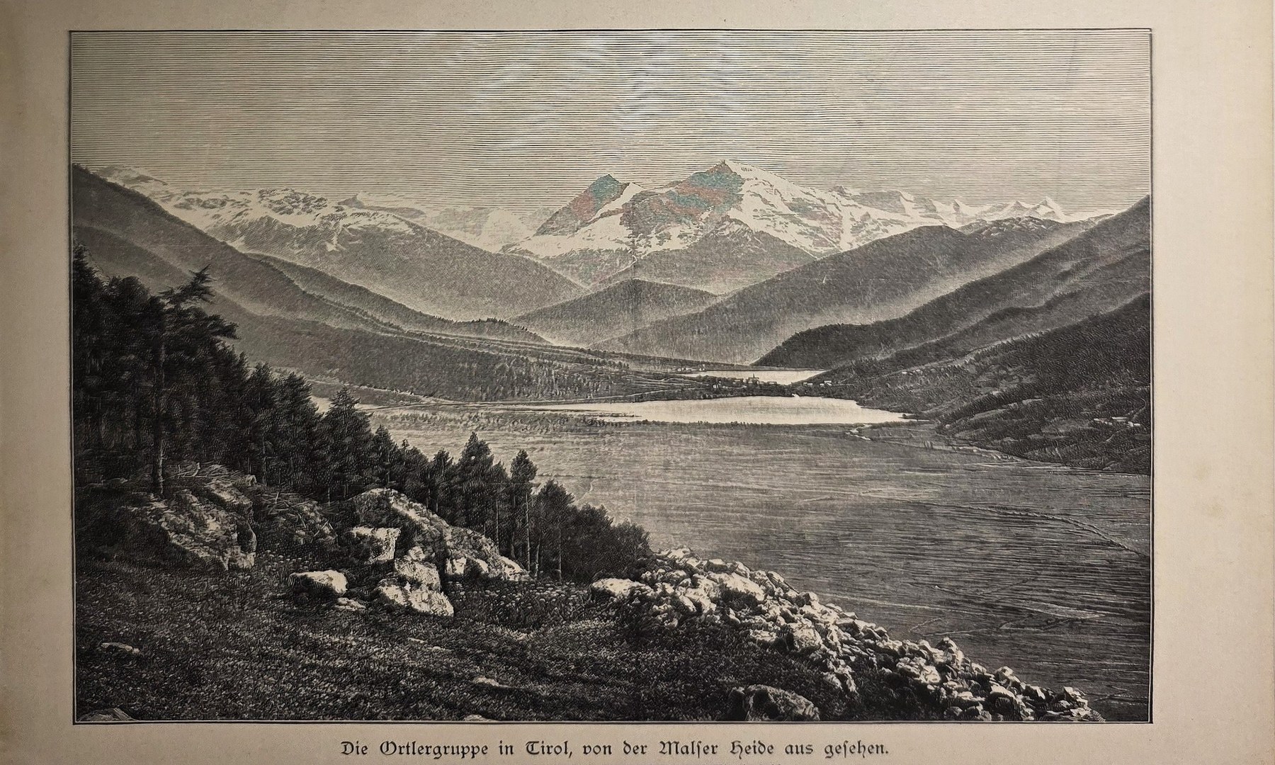 Großer See mit fernem Gebirgspanorama