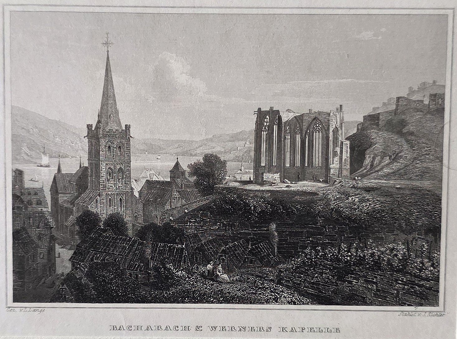 einer Stadtkirche neben gotischer Ruine