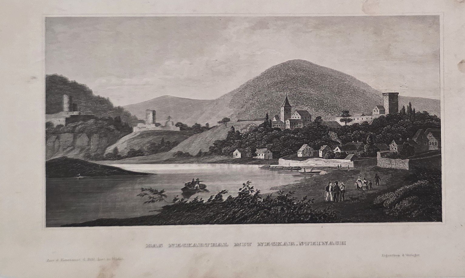 Flusstal mit Siedlung und Berg
