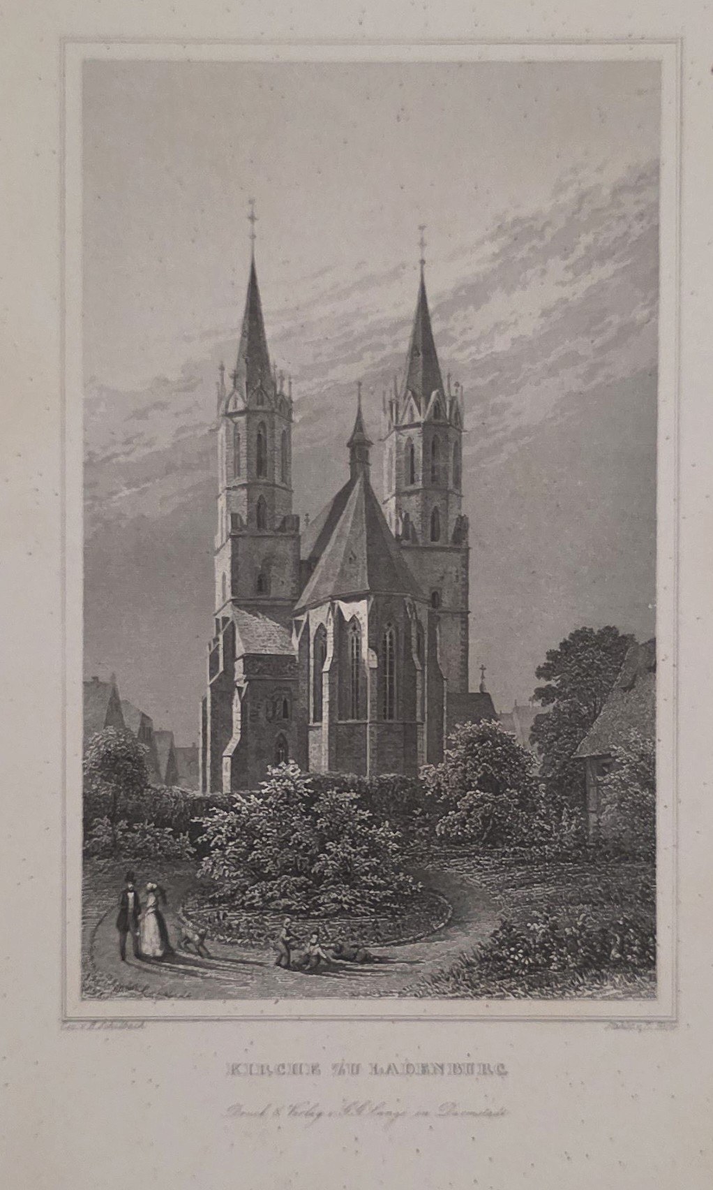 Doppeltürmige Kirche über Baumgruppen