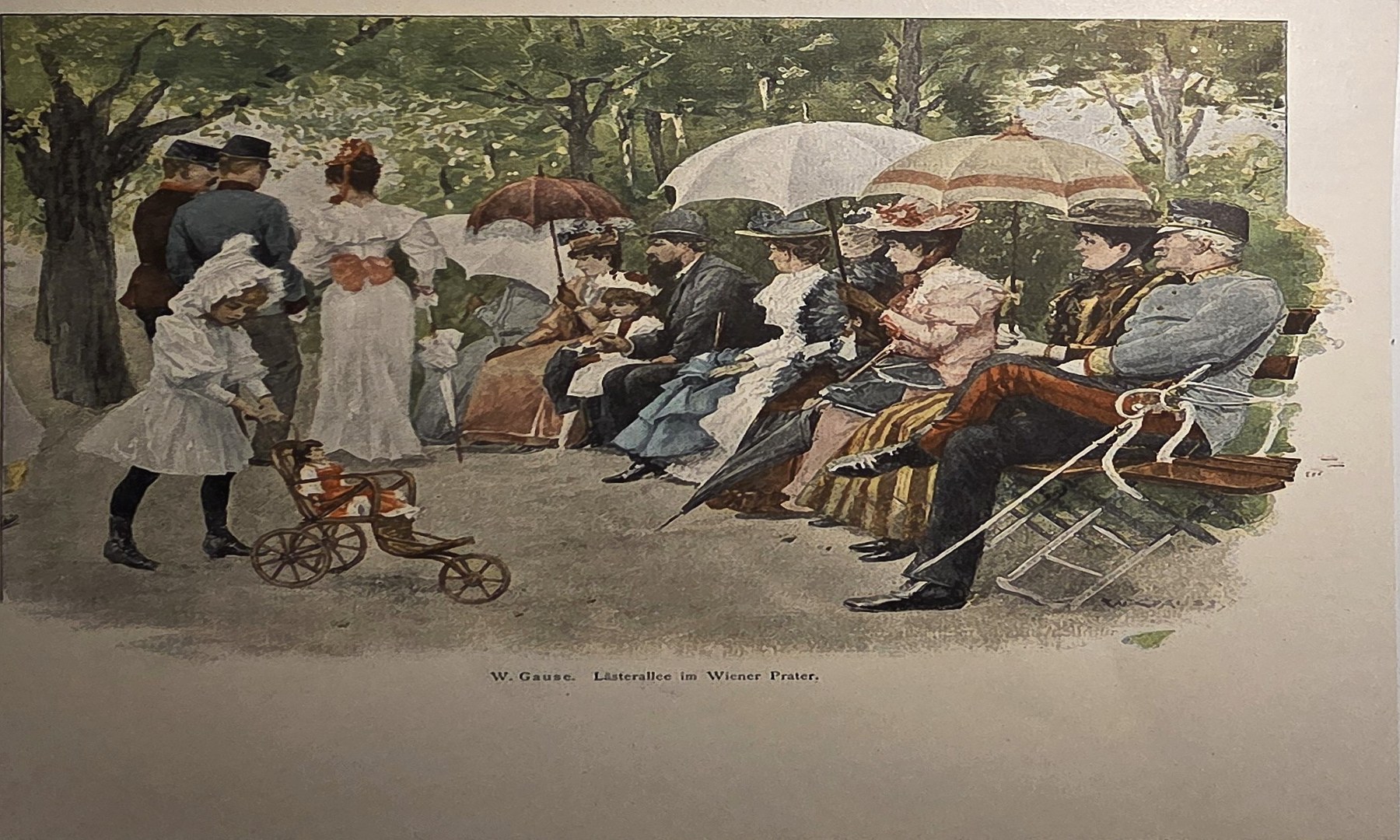 Gesellschaft im Park unter Sonnenschirmen