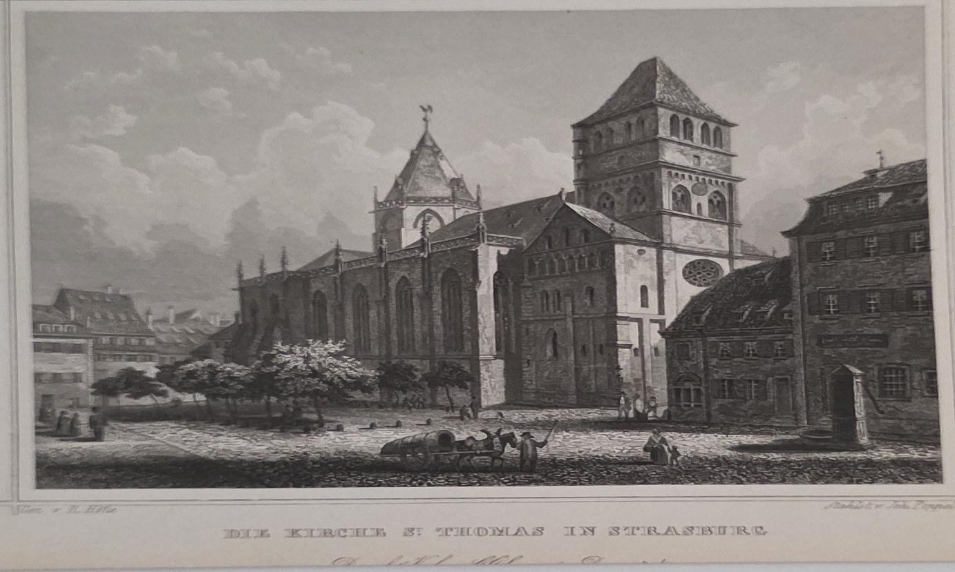 Romanische Kirche am Straßenraum