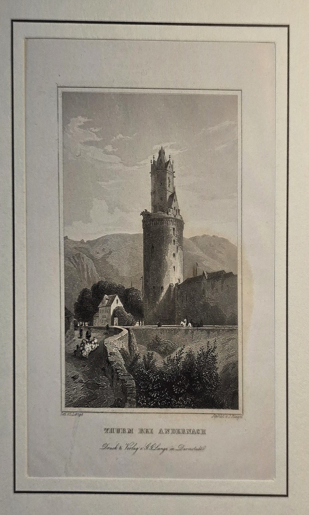 Turmruine in bergiger Umgebung