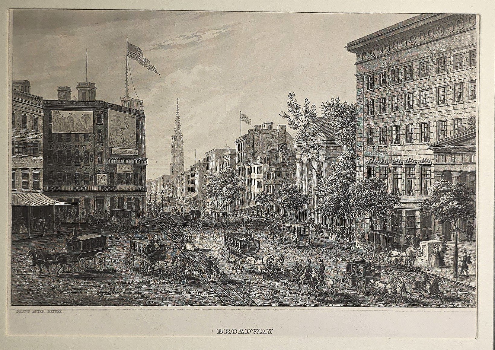 Belebte breite Stadtstraße mit Kutschen
