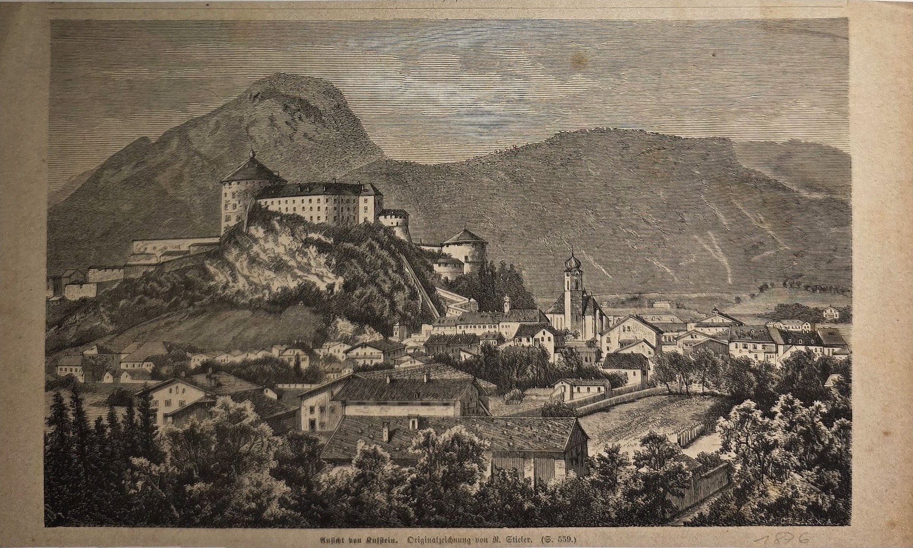 Burg und Siedlung in weiter Berglandschaft