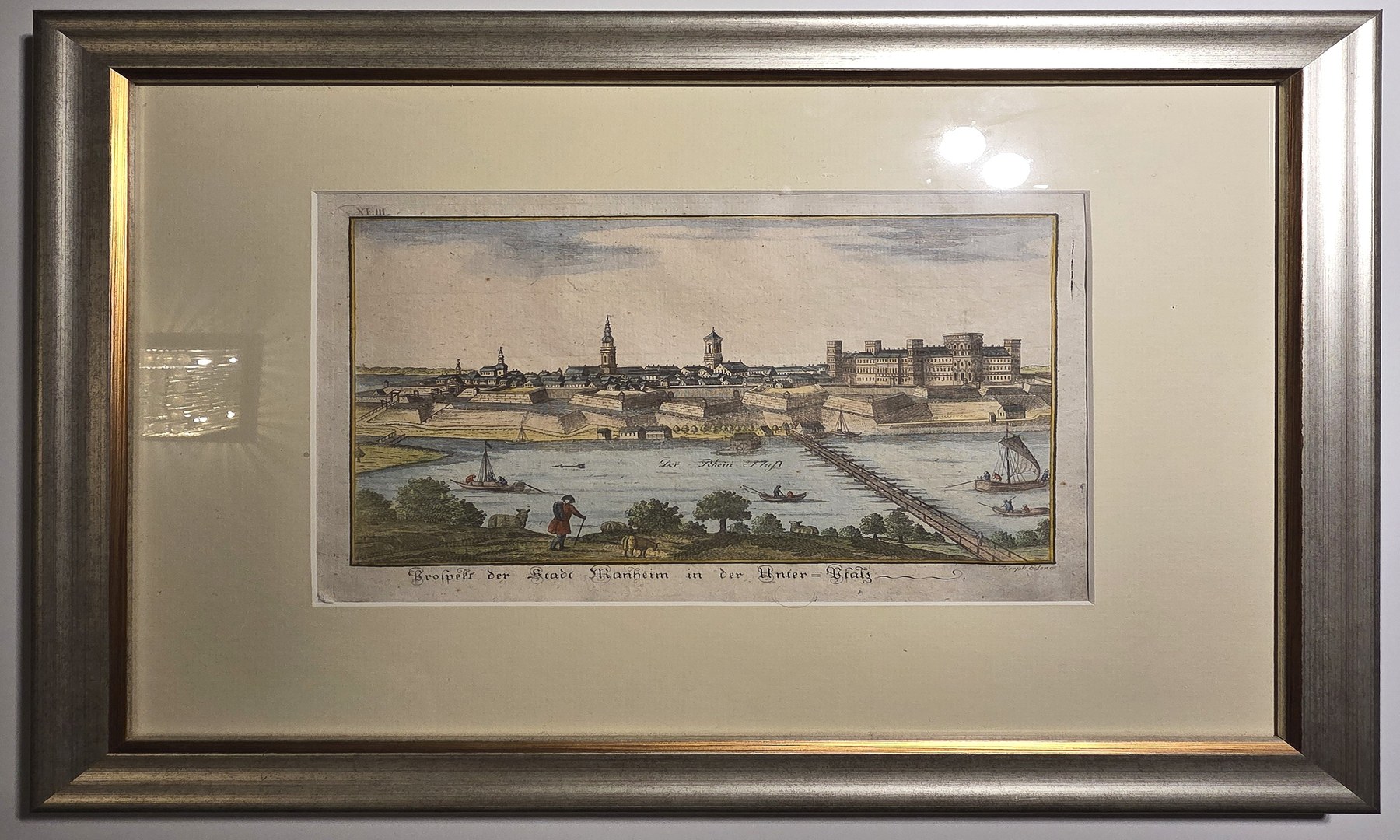 Gerahmte historische Stadtansicht am Wasser