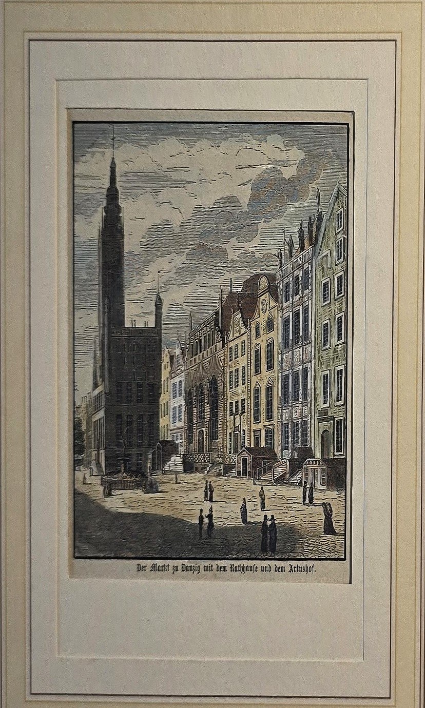 Schmale Stadtstraße mit hohem Turm