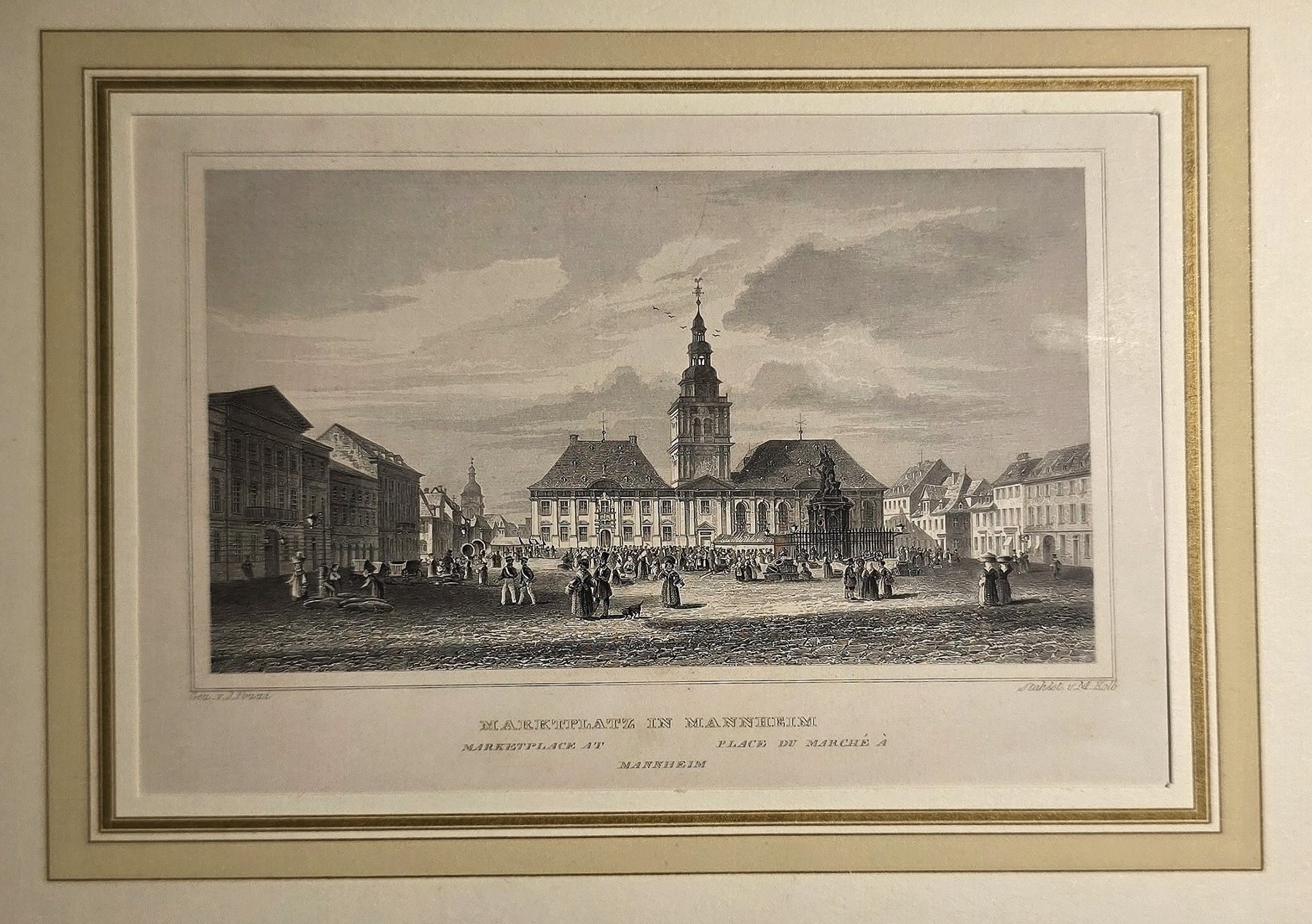 Belebter Marktplatz mit Rathaus und Kirchturm