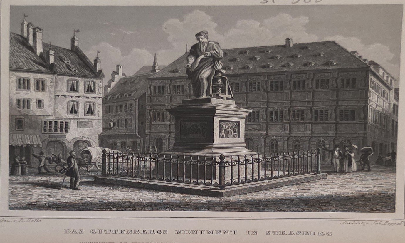 Denkmal auf weitläufigem Stadtplatz