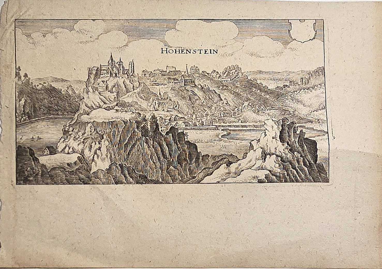 mit Bergfestung in weiter Landschaft