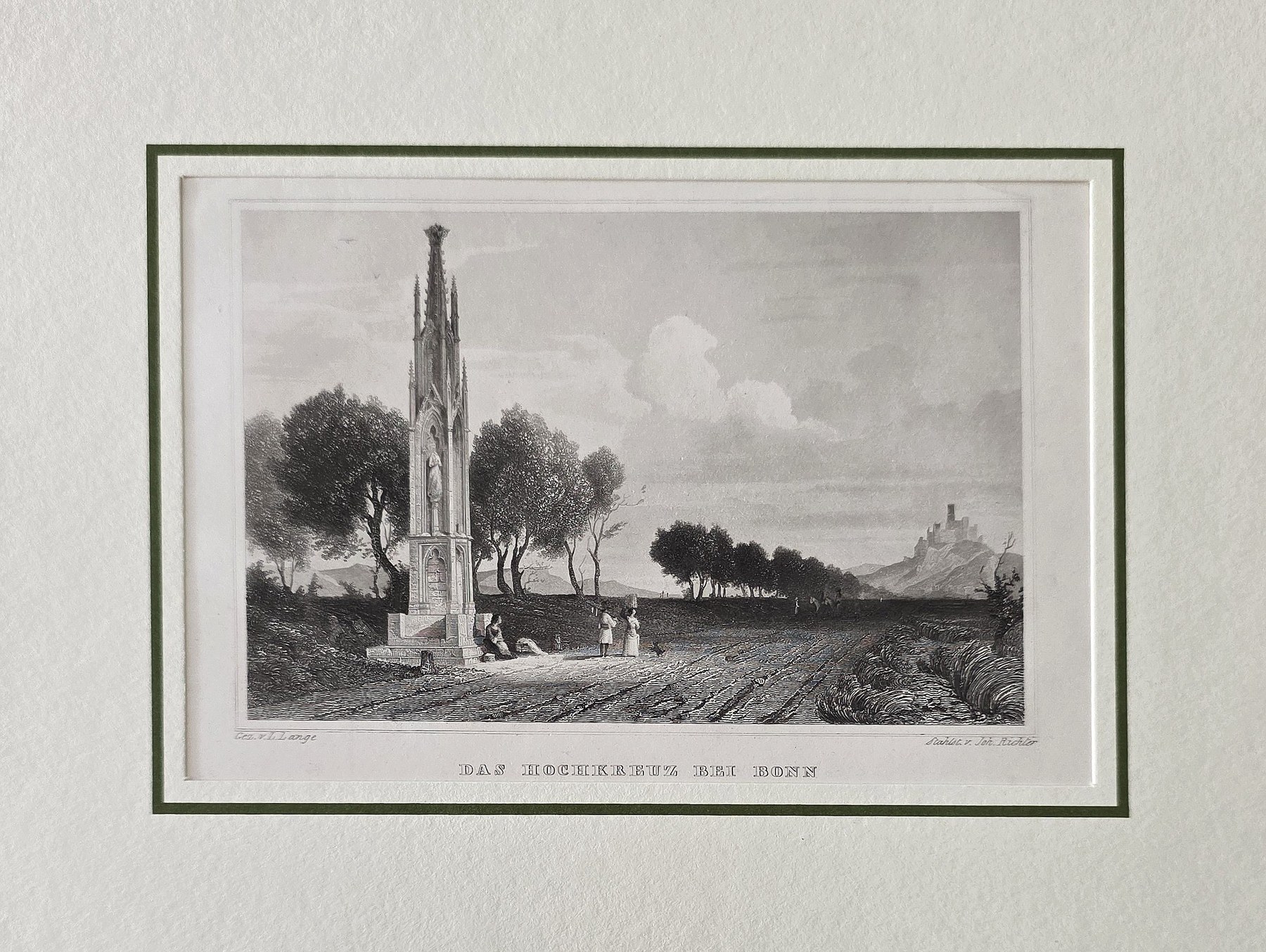 Schlankes Denkmal in offener Landschaft