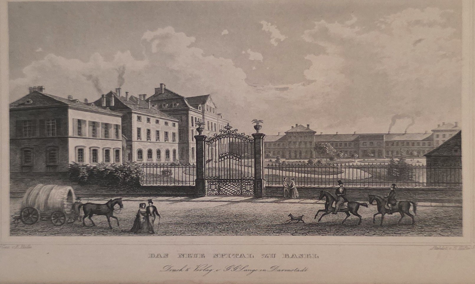 Weiter Stadtplatz mit Kutschen