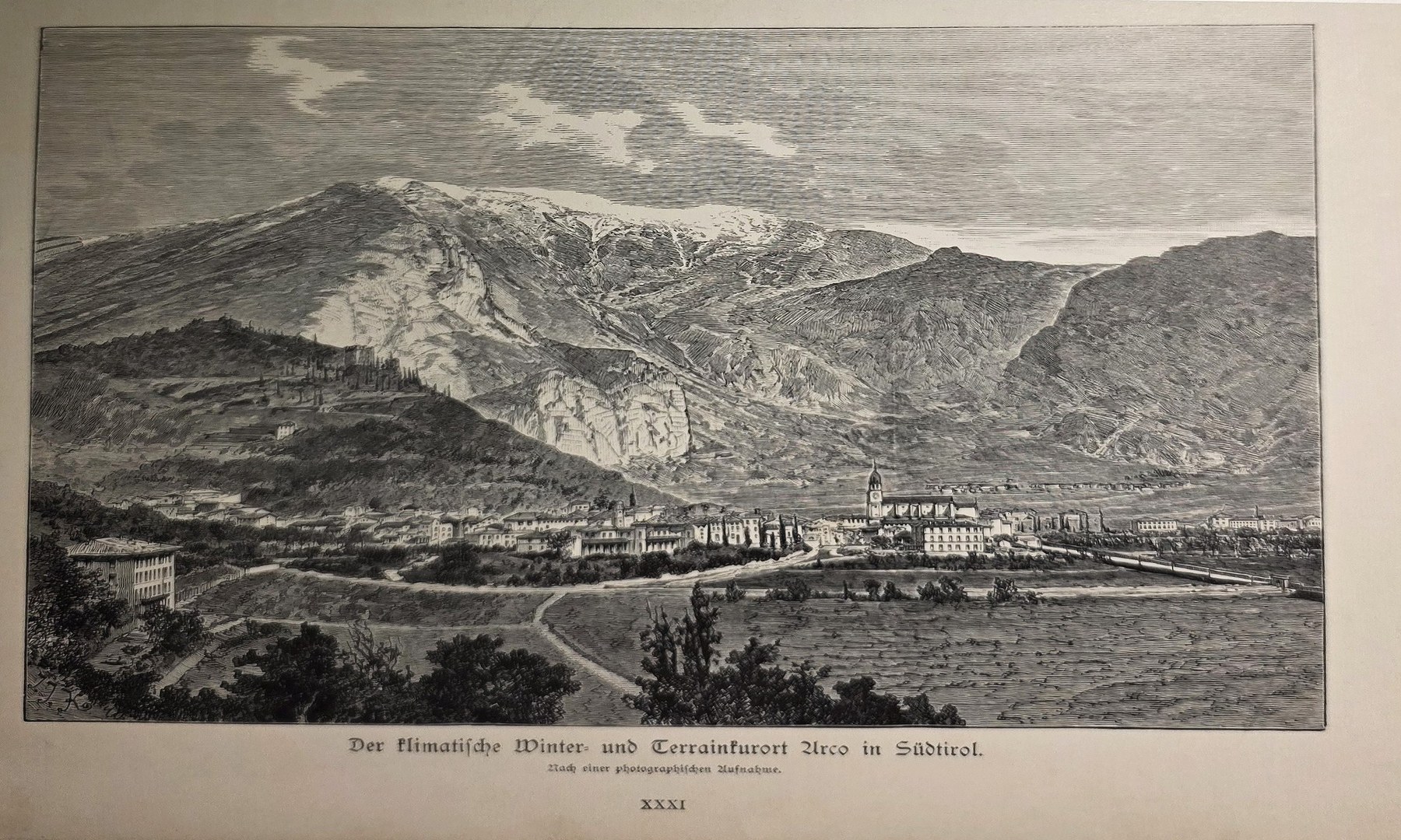 Breites Tal mit Siedlung und Gebirgskette
