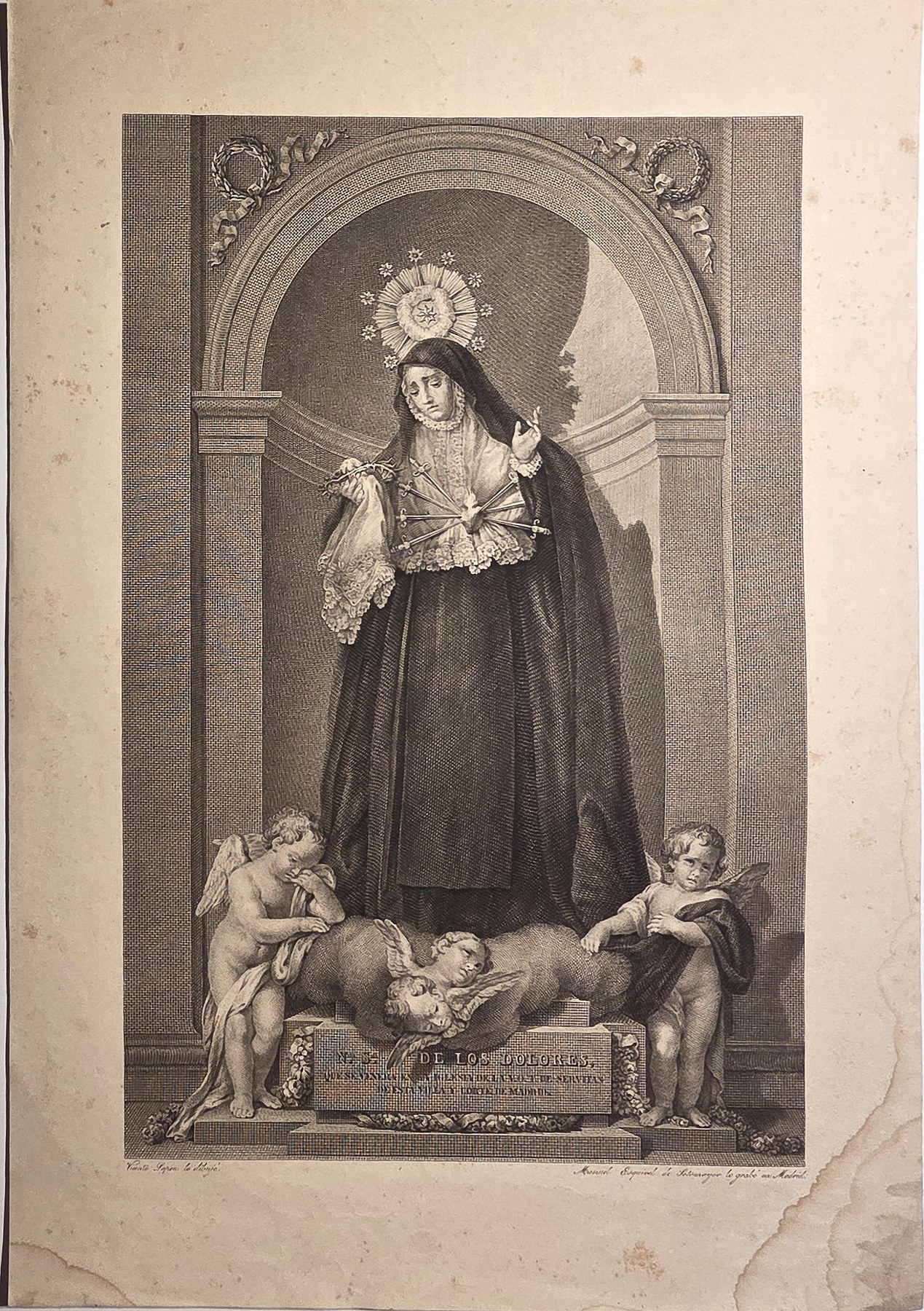 Trauernde Madonna unter Rundbogen