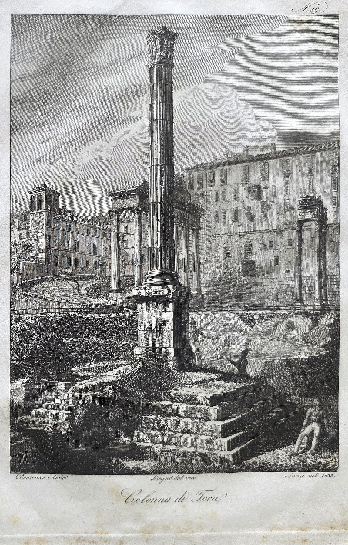 Hohe Ehrensäule zwischen Ruinen und Stadthäusern