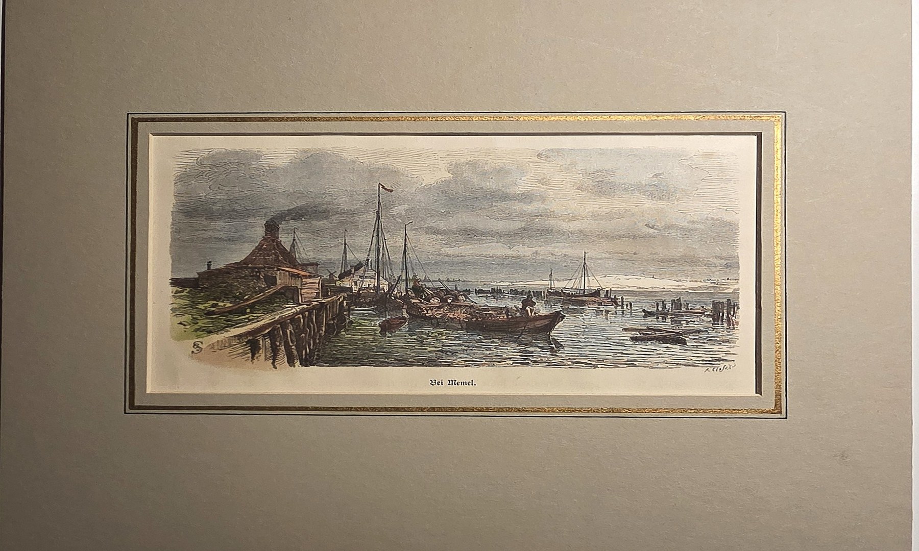 Hafenansicht mit Stadt und weiter Wasserfläche