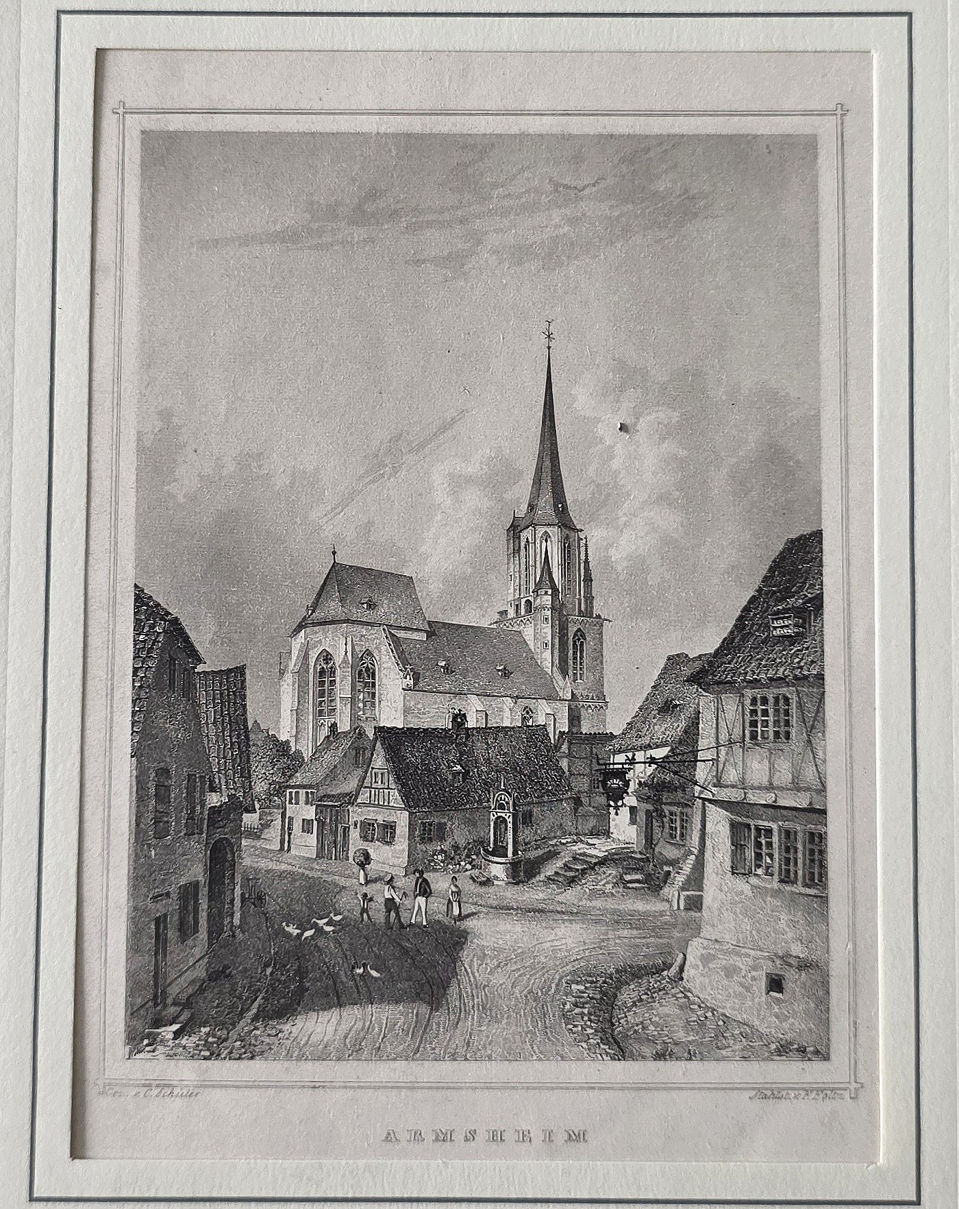einer kleinen Stadtkirche im Straßenraum