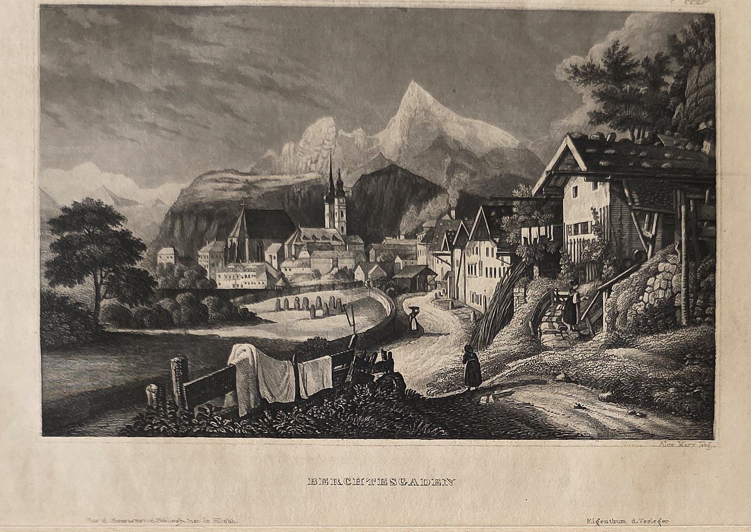 Alpendorf mit Holzhäusern und Bergen