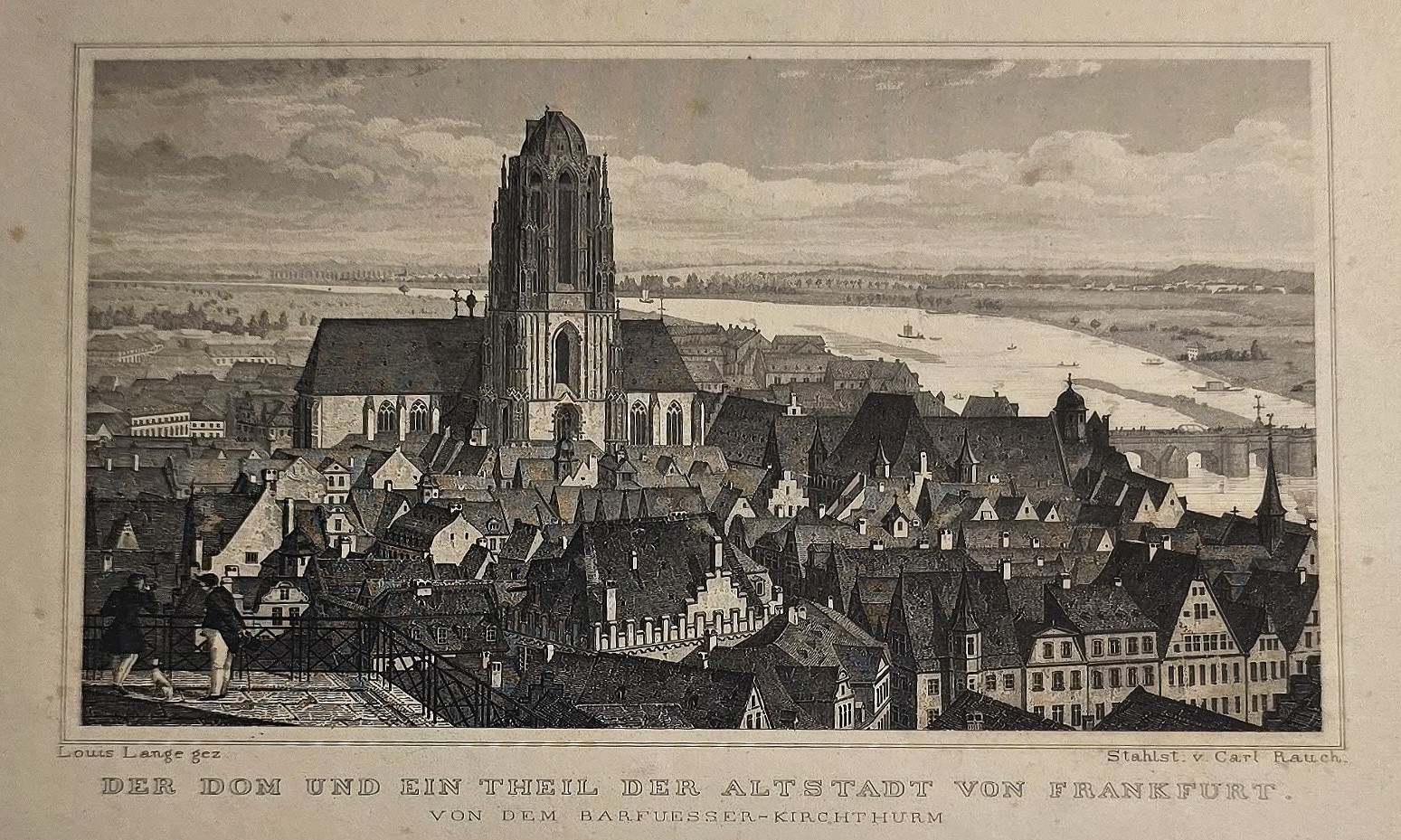 mit dichtem Stadtbild und großem Kirchturm