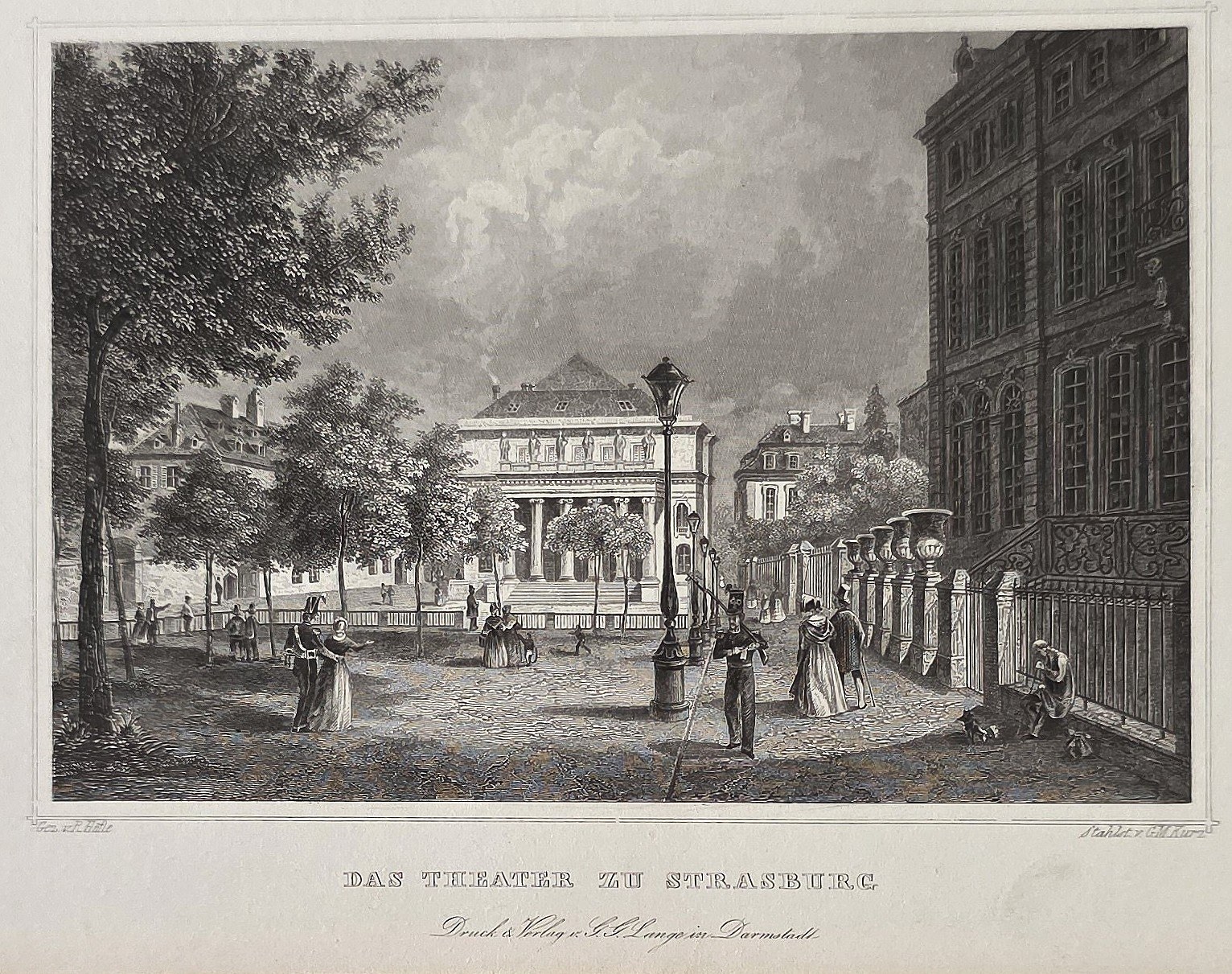 Theaterplatz mit Spaziergängern