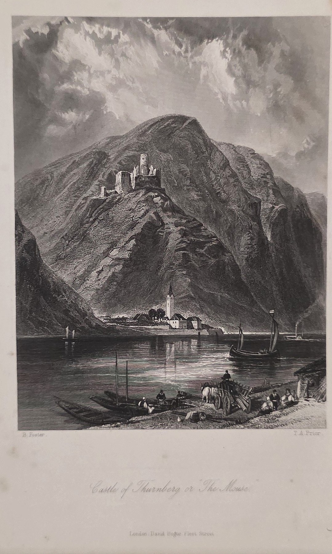 Steile Bergfestung über Wasser