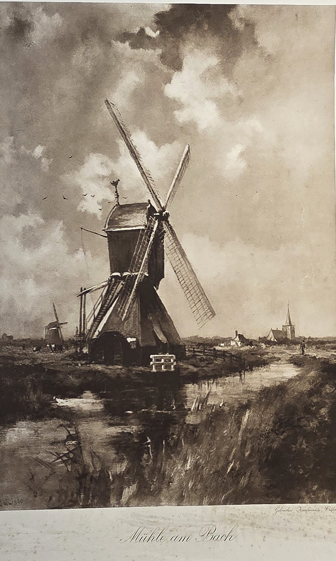 Windmühle unter dramatischem Wolkenhimmel