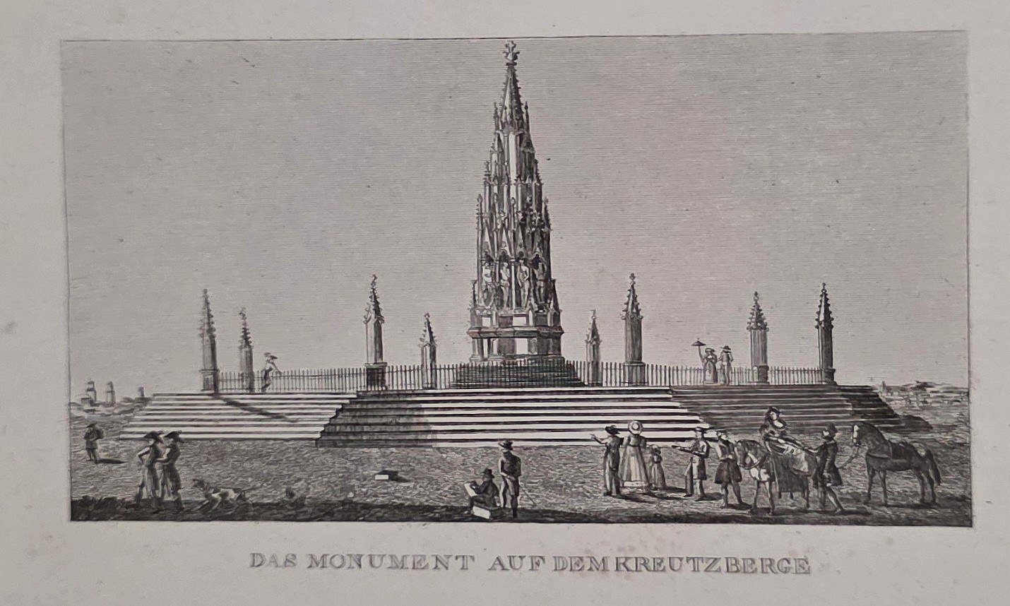 Schlankes Denkmal auf freiem Platz