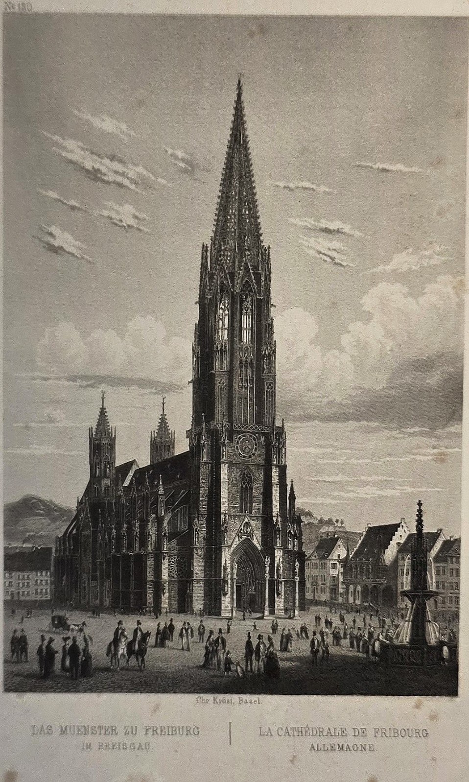 Hohe Kathedrale mit schlankem Spitzenturm