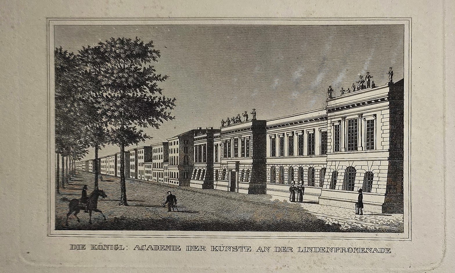 mit langgestrecktem klassizistischem Gebäude