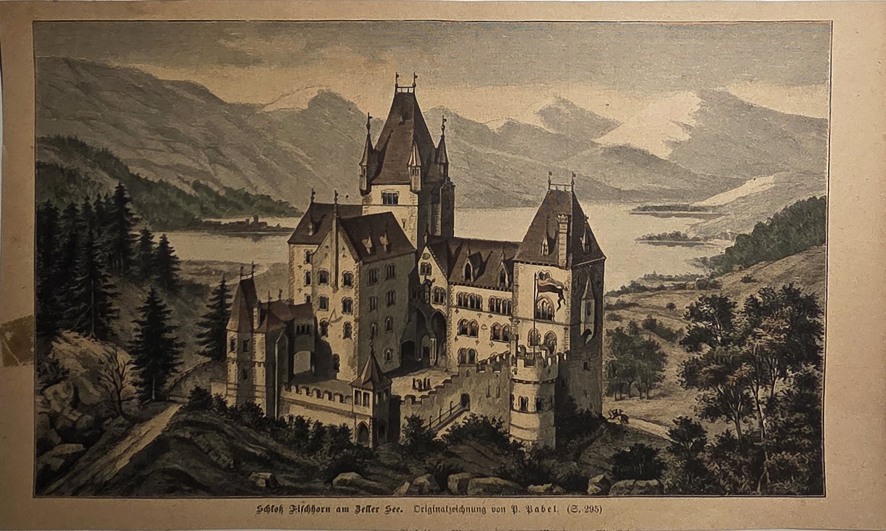 Schlossanlage in weiter Berglandschaft