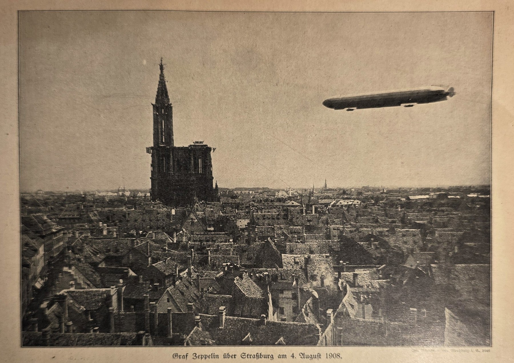 Luftschiff über einer Stadt mit Kirchturm
