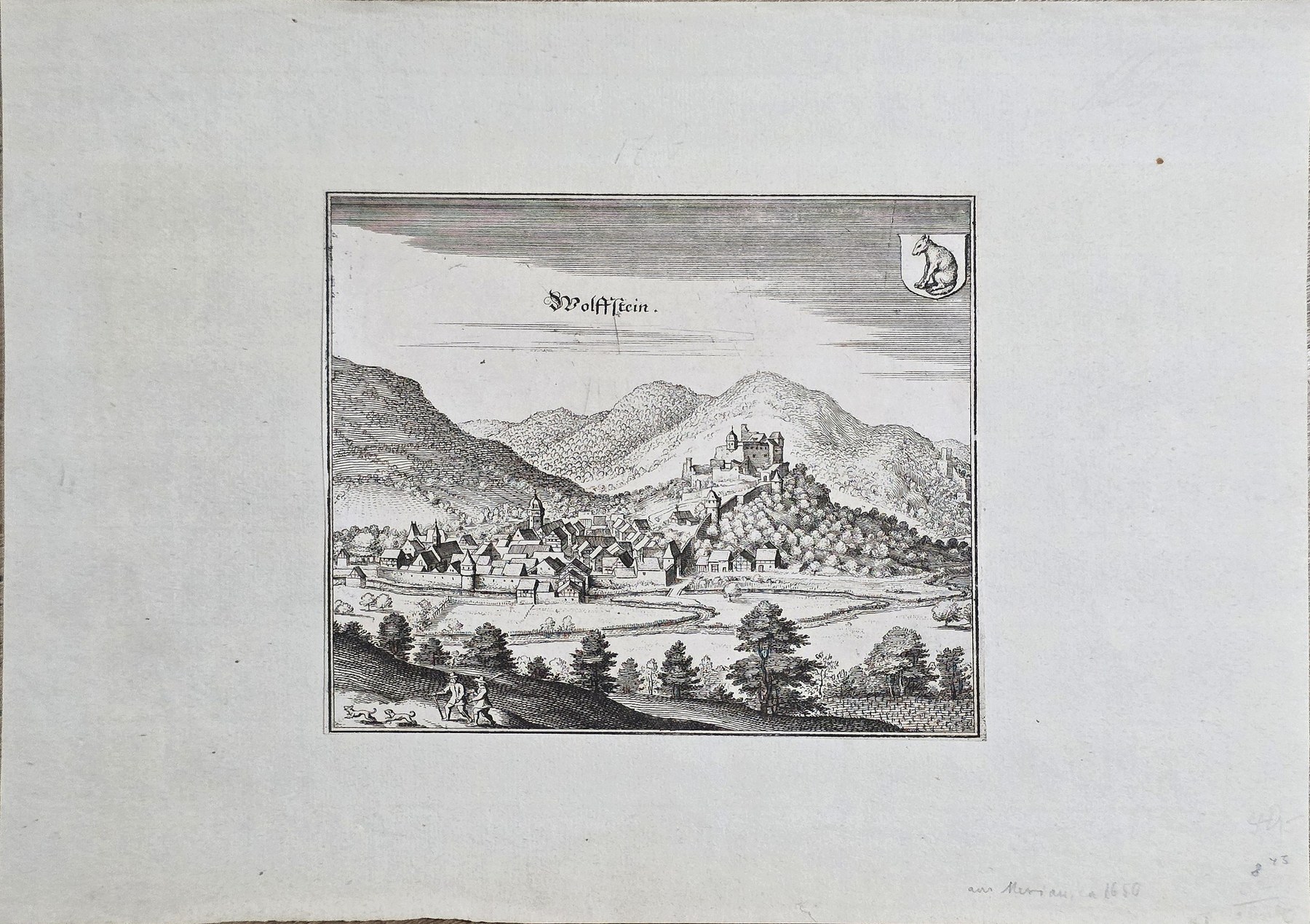 Bergstadt in weiter Flusslandschaft