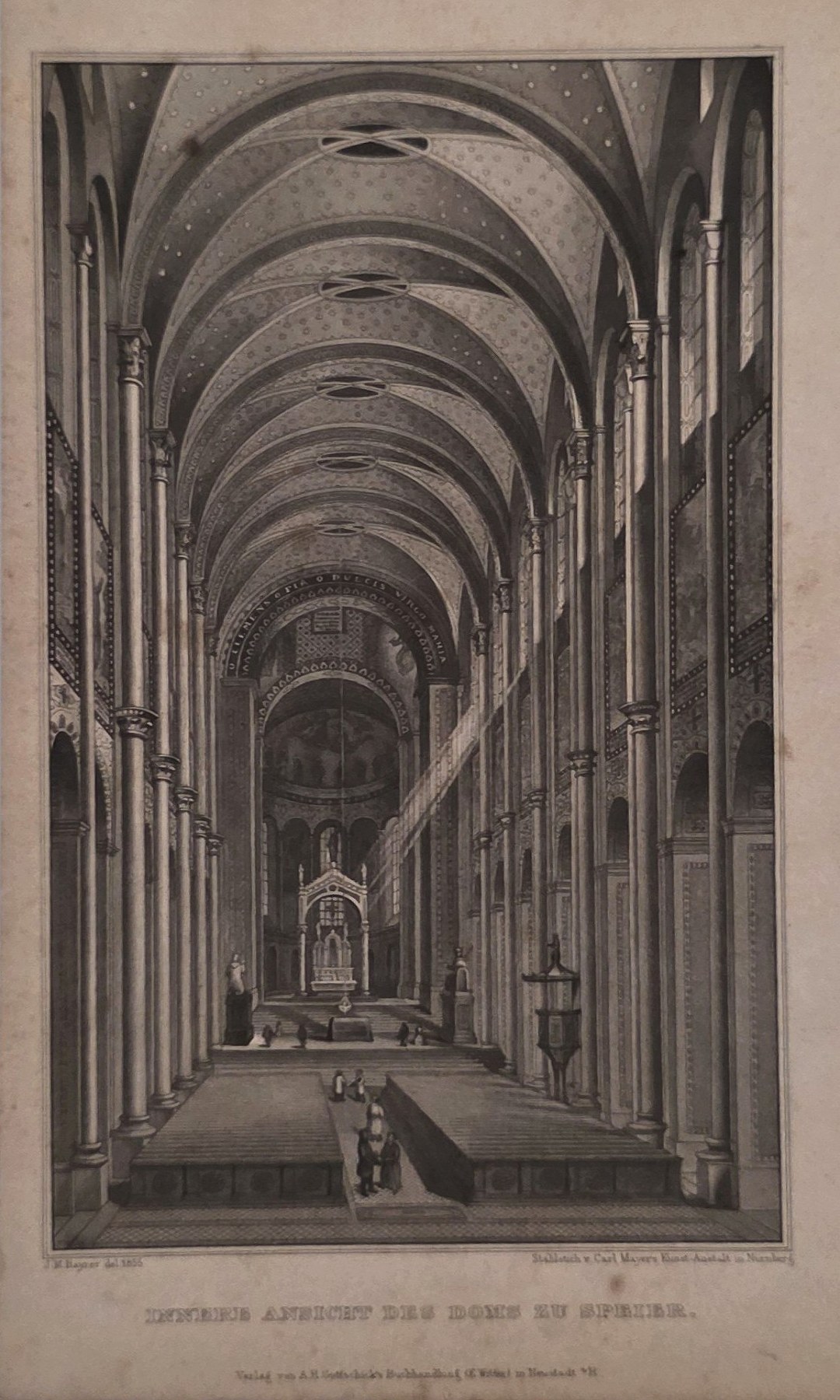 Langer Kircheninnenraum mit Gewölben