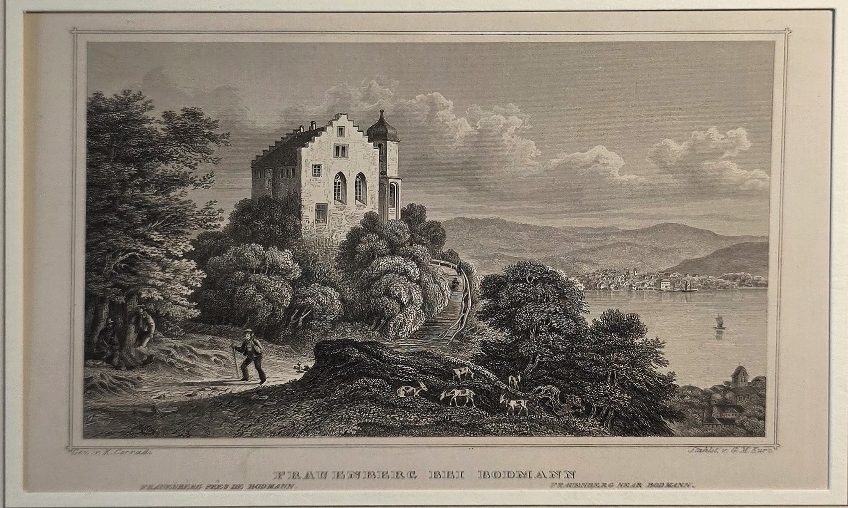 Kapelle am Hang über einer weiten Landschaft